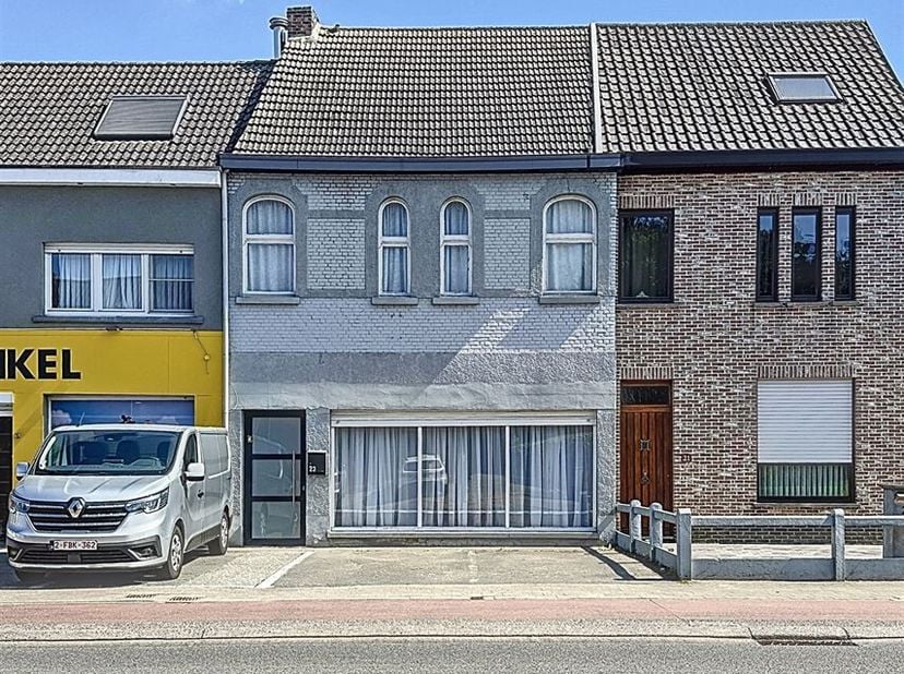 Een traditioneel gebouwde woning, in oorsprong 1935 langsheen de verbindingsweg tussen Dendermonde en Aalst ,nabij het centrum van Gijzegem.&lt;br /&gt;
Dit