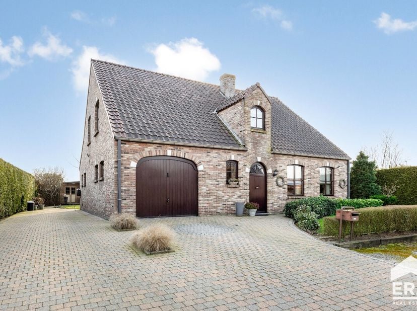 Instapklare vrijstaande woning te koop in Lommel! Lommel: verrassend ruim landhuis met 3 (mogelijk 4) slaapkamers in nabijheid van scholen en alle voo