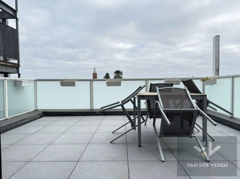 Dit appartement is beschikbaar vanaf 1 juli 2025!&lt;br /&gt;
Vaste kosten: € 75,00 per maand&lt;br /&gt;
Autoplaats mee te huren aan € 85,00 per maand&lt;br /&gt;
&lt;br