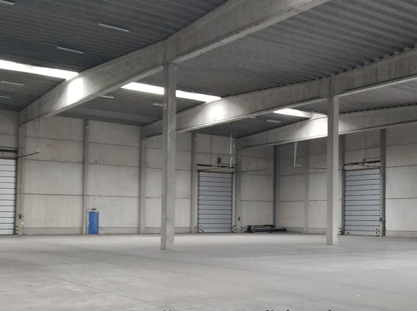 Magazijn van ca. 2500 m² aan de Klinkaardstraat in Kapellen, ideaal voor de opslag en afhandeling van conventionele goederen. Met een vrije hoogte van