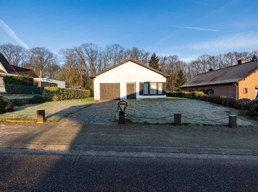 GELIJKVLOERSE WONING &lt;br /&gt;
 &lt;br /&gt;
Vrijstaande, gelijkvloerse woning op een perceel van 713m², centraal gelegen in een groene omgeving. Gebouwd in 19