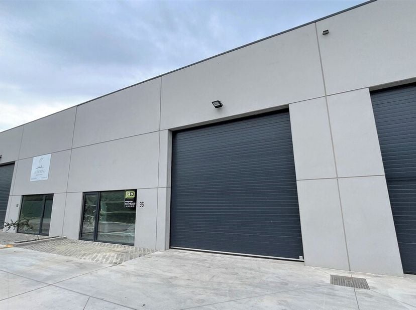 220m² opslagruimte met 2 parkeerplaatsen&lt;br /&gt;
Ligging: vlakbij Wiedauwkaai en vlakbij R4&lt;br /&gt;
Specificaties: gevel in architectonisch beton, staalst