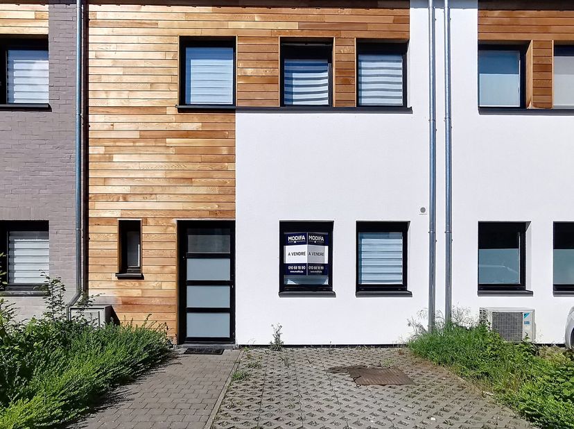 In een geheel van 5 woningen, nabij het centrum, het station en winkels op 200 m, bevindt zich deze woning met twee gevels en een EPC-label B. Ze omva