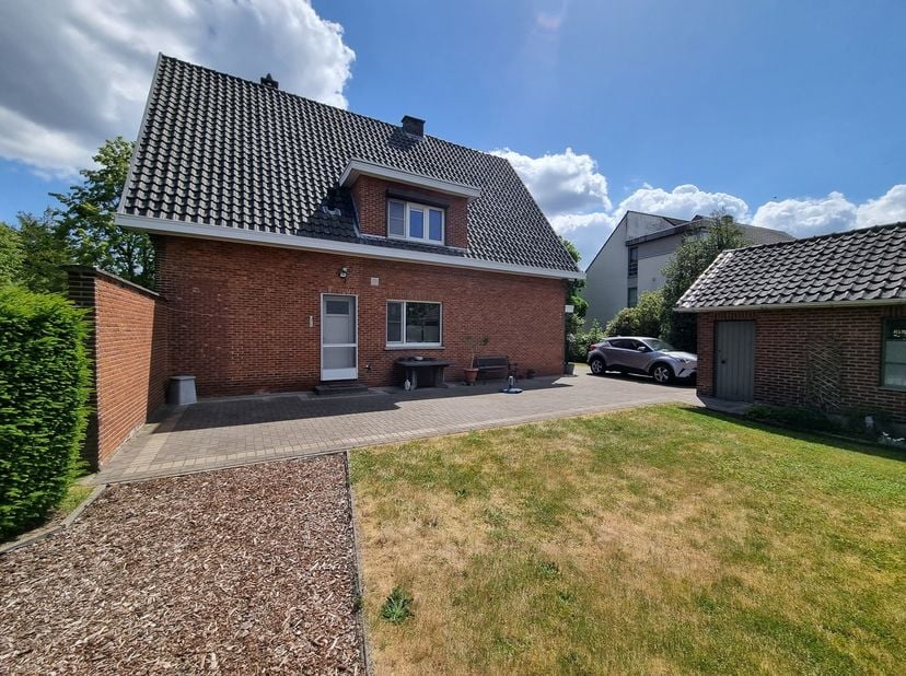 Zeer ruime, instapklare woning met 4 slpks op een prachtig perceel van 16a33ca, met een straatbreedte van 30m, gelegen op wandelafstand van Zonhoven-c
