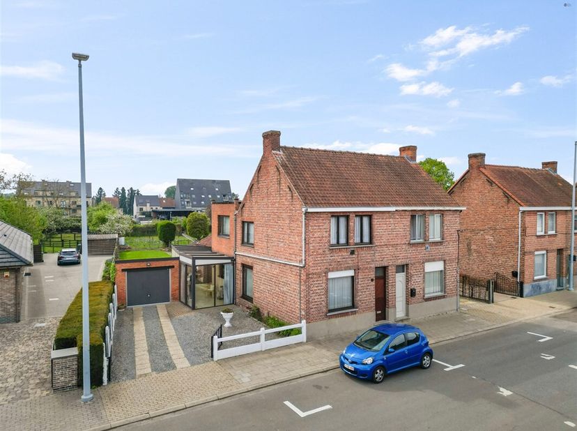 Centraal gelegen half-open bebouwing met mooie tuin op 378m² grond&lt;br /&gt;
Gelegen in het centrum van kemzeke, met goeie oriëntatie.&lt;br /&gt;
Indeling: ink