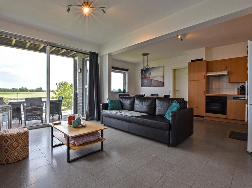 Lichtrijk en instapklaar appartement (59m²+6m²) te Nieuwpoort. Het appartement omvat 1 slaapkamer, living, ingerichte open keuken, badkamer, apart toi