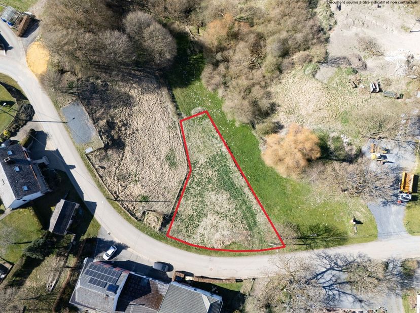 ERA BLUX stelt u met genoegen dit prachtige perceel van meer dan 8 are voor, ideaal gelegen in het charmante dorp Honville, gemeente Fauvillers. Geleg
