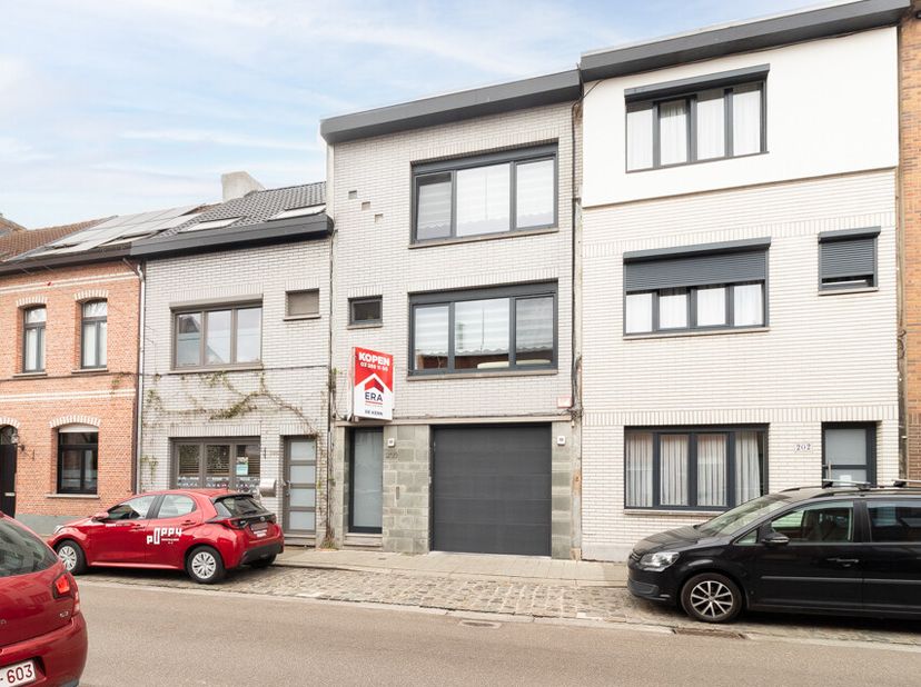 Ben je op zoek naar een energiezuinige en instapklare woning met een royale tuin? Deze stijlvolle bel-etage ligt op een toplocatie vlakbij winkels, sc