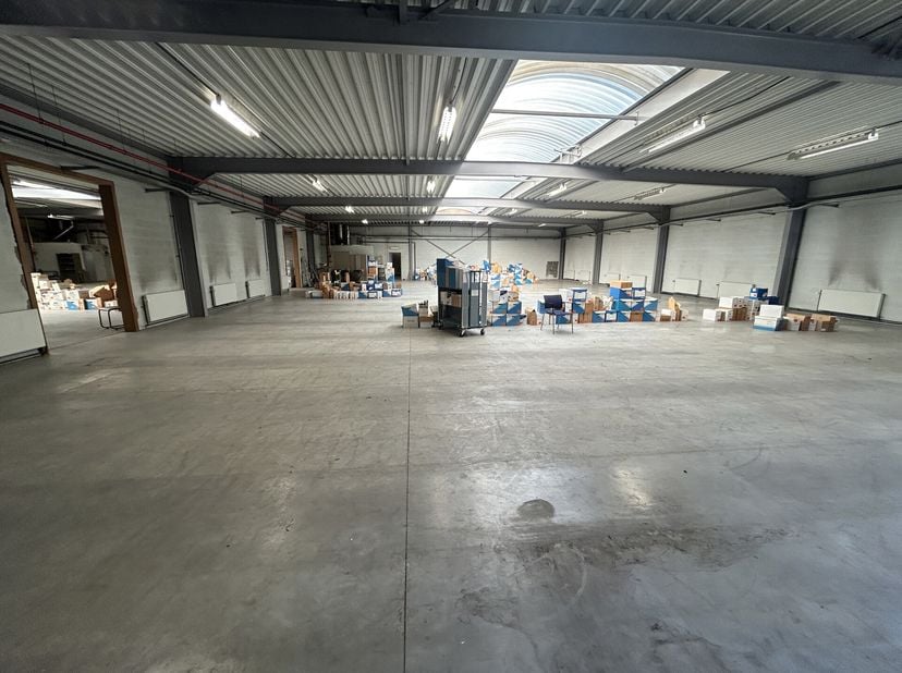 Dit uitstekend gelegen industriële pand in Vorst, biedt een vlotte toegang voor vrachtwagens en bevindt zich op een strategische locatie nabij de Brus
