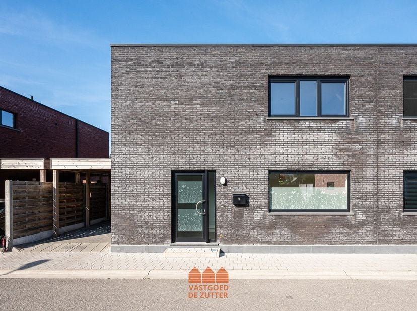 De woning wordt verkocht onder registratierechten, waarbij voor een eerste aankoop het tarief van 2% van toepassing is.&lt;br /&gt;
&lt;br /&gt;
Deze recente, ene