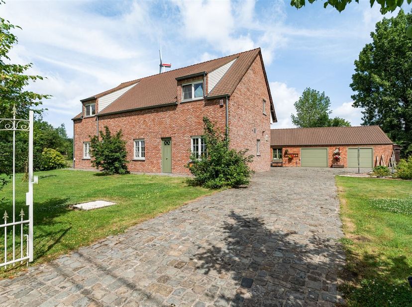 Droom je van wonen in alle rust, met zicht op uitgestrekte weilanden en ruimte voor dieren? Deze prachtige hoeve biedt je dat én zoveel meer.&lt;br /&gt;
He