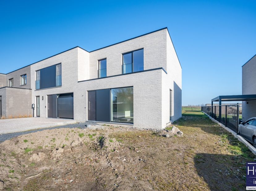 De ligging&lt;br /&gt;
Deze bijzonder knappe nieuwbouwwoning is rustig gelegen doch vlakbij het centrum van Kruishoutem voorzien van allerhande winkels, hor