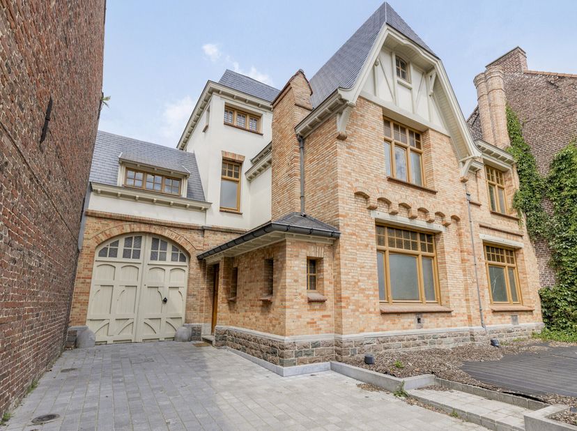 Cette maison de ville magnifiquement rénovée offre un charme authentique et un espace commercial et de bureau polyvalent combiné à une maison spacieus