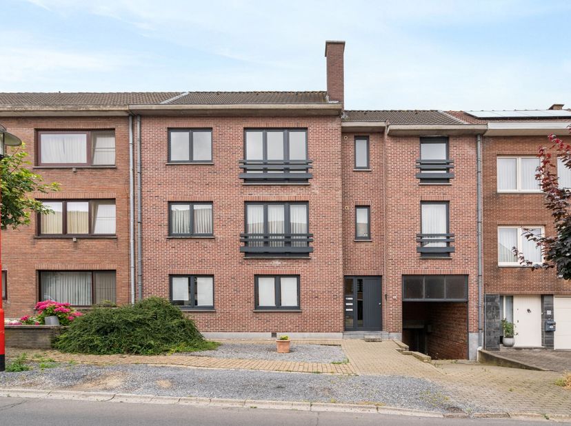 In de gemeente Grimbergen, gekend als de Parel van Brabant, vinden we dit bijzonder ruim appartement in deze kleine residentie van slechts 3 apparteme