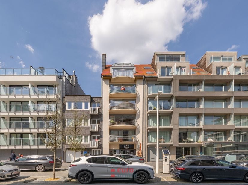 Cet appartement saura en séduire plus d’un grâce à ses nombreux atouts !&lt;br /&gt;
&lt;br /&gt;
Il est idéalement situé au cœur de Nieuwpoort-Bad, en plein dans