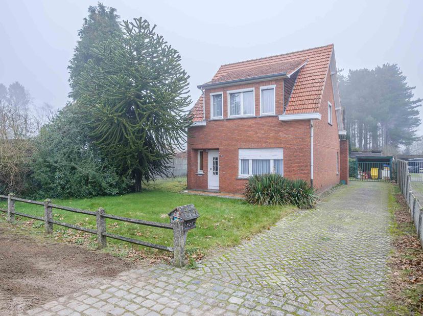 CENTRAAL GELEGEN WONING &lt;br /&gt;
 &lt;br /&gt;
Omvattende: woonkamer, keuken, badkamer, 3 slaapkamers en ruim perceel bos in woongebied et veel toekomstmogeli