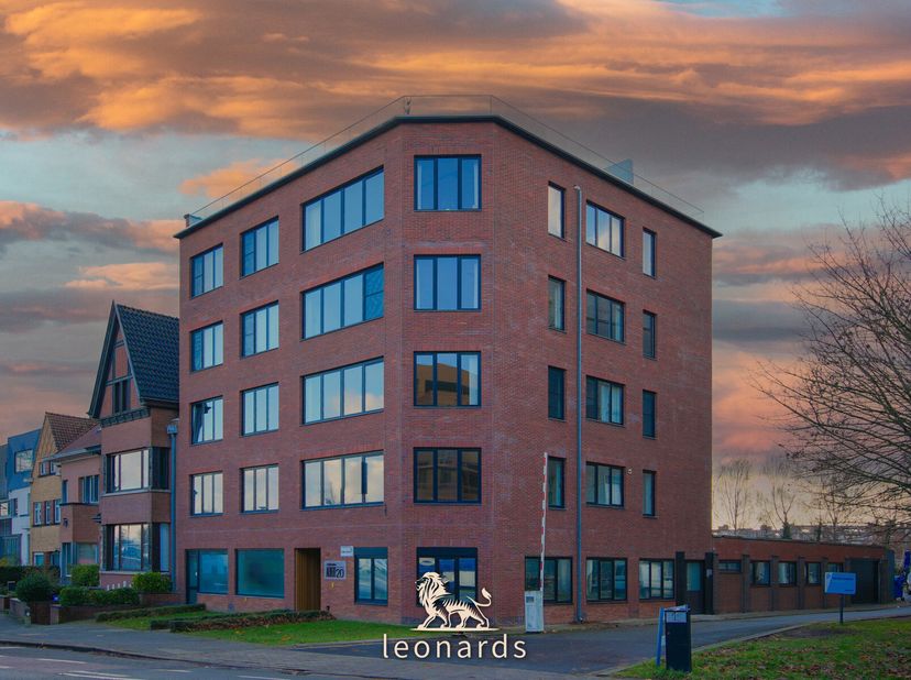 Bent u op zoek naar een casco kantoorruimte te koop in Kortrijk?&lt;br /&gt;
Dan hebben wij de perfecte ruimte voor u! Deze ruimte is ideaal voor kinesither