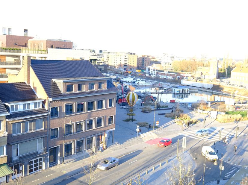 Deze gemeubelde studio van 60m² is gelegen op de kleine ring van Hasselt, vlak bij de Blauwe Boulevard.  Deze is volledig ingericht met een uitklapbaa