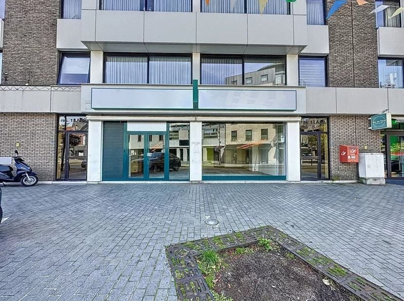 Goed gelegen handelspand met keukentje en toilet met een oppervlakte van 100m².&lt;br /&gt;
Indeling: handelsruimte, bureauruimte, berging, keukentje en toi
