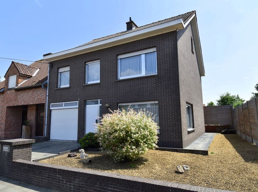 In een rustige straat, vlakbij het centrum van Gullegem, treffen we deze verzorgde en goed onderhouden halfopen bebouwing. Een ideale woonplek voor wi