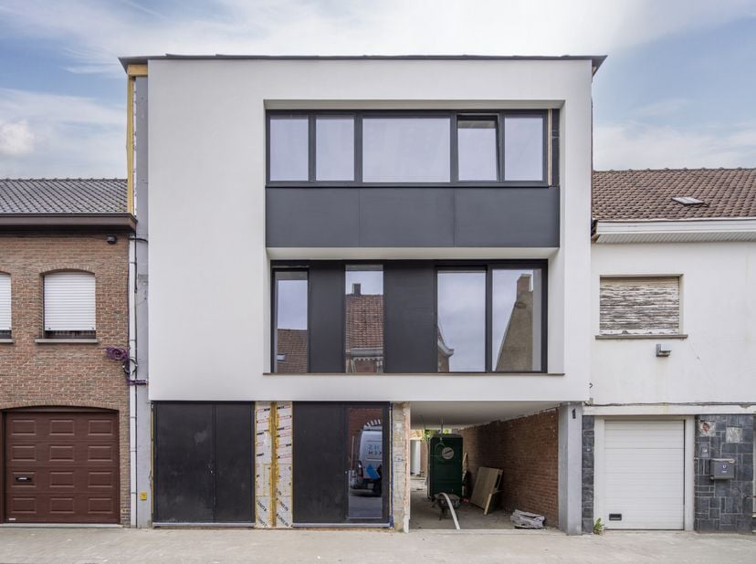 Deze volledig gerenoveerde opbrengsteigendom met 3 appartementen en 3 staanplaatsen is gelegen op een gunstige locatie in het centrum van Waregem. Ben