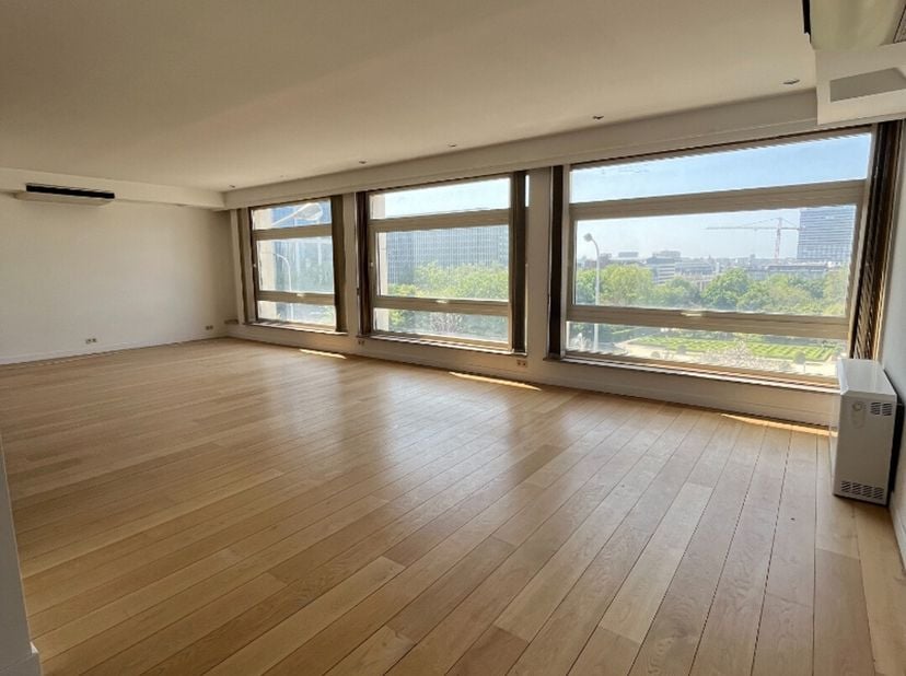 Kantoorruimte te koop met een oppervlakte van +/- 200 m² (excl. kelder), ideaal gelegen naast de Kruidtuinlaan en de Financieringstoren. De ruimte bes