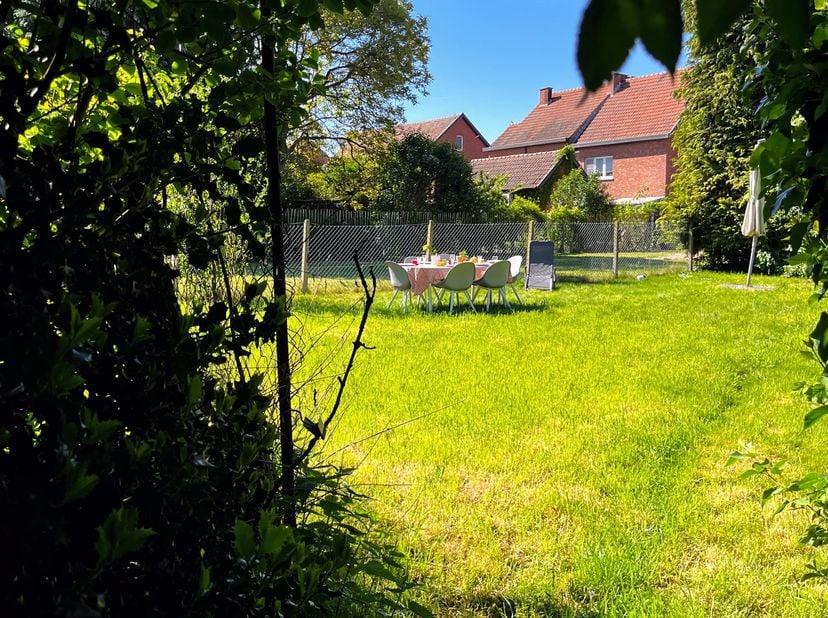 Welkom in deze charmante, instapklare woning in de tofste buurt van Sint-Truiden. Deze gerenoveerde woning ligt in een doodlopende straat in een bijzo