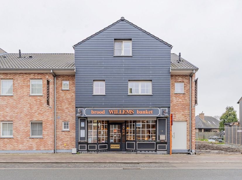 Deze gekende bakkerij, op een goede locatie te Ertvelde, zoekt een overnemer of u kan het mooie en perfect onderhouden handelspand aankopen voor een a