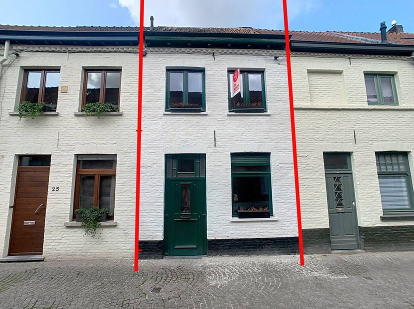 Deze woning is rustig gelegen binnen de stadskern van Brugge. &lt;br /&gt;
In de authentieke wijk Sint-Gillis en op slechts enkele passen van het centrum me