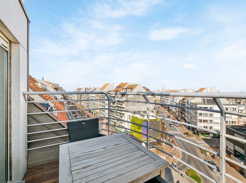 Stijlvolle duplex op de 6e verdieping met drie terrassen in het centrum te Knokke&lt;br /&gt;
Indeling: Inkomhal met apart gastentoilet. Een lichte en ruime
