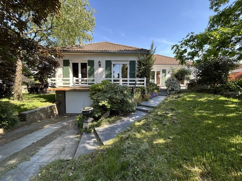 SOUS-SOL de ± 138 m² :&lt;br /&gt;
- Garage de ± 33m² sur carrelage + porte électrique et pièce rangement au fond du garage de ± 12m² sur carrelage,&lt;br /&gt;
-