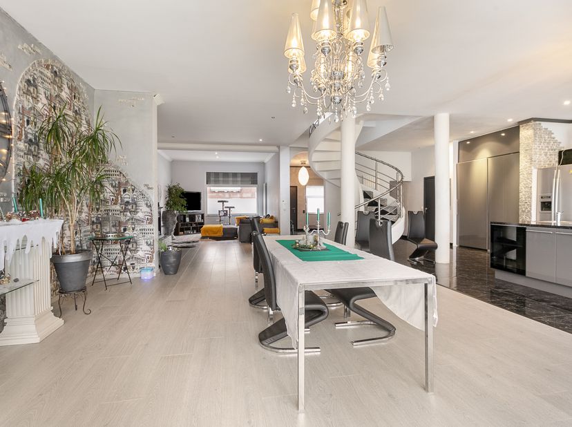 Grande maison à vendre à Niel&lt;br /&gt;
disposition:&lt;br /&gt;
rez-de-chaussée:&lt;br /&gt;
- hall d&#039;entrée&lt;br /&gt;
- buanderie/rangement&lt;br /&gt;
- toilettes&lt;br /&gt;
- sa