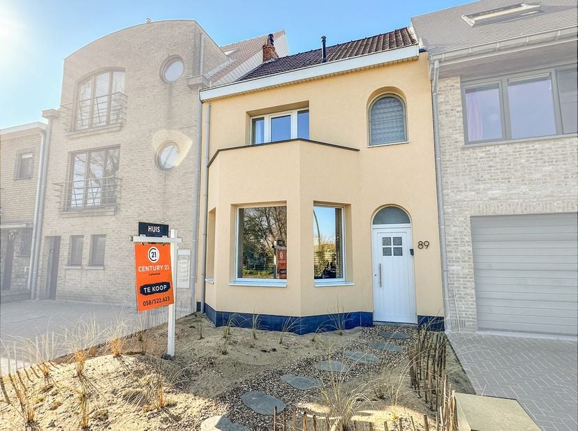 Volledig gerenoveerde woning in Sint-Idesbald met zicht op het natuurgebied op een kilometer van zee. Indeling: inkom met apart toilet, woonkamer met