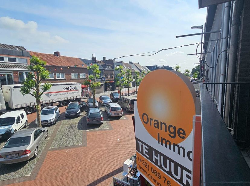Centrale  ligging op de Pauwengraaf nabij het commercieel centrum van M2, Maasmechelen Village  de autostrades richting Nl. en Brussel/A’pen. &lt;br /&gt;
&lt;
