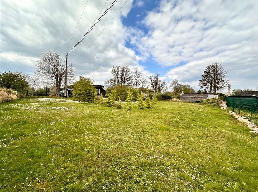 MCA Immobilier vous propose à la vente ce beau terrain à bâtir d&#039;une superficie de 730 m² situé dans le Domaine du Stoqueux à Noiseux. Le terrain est