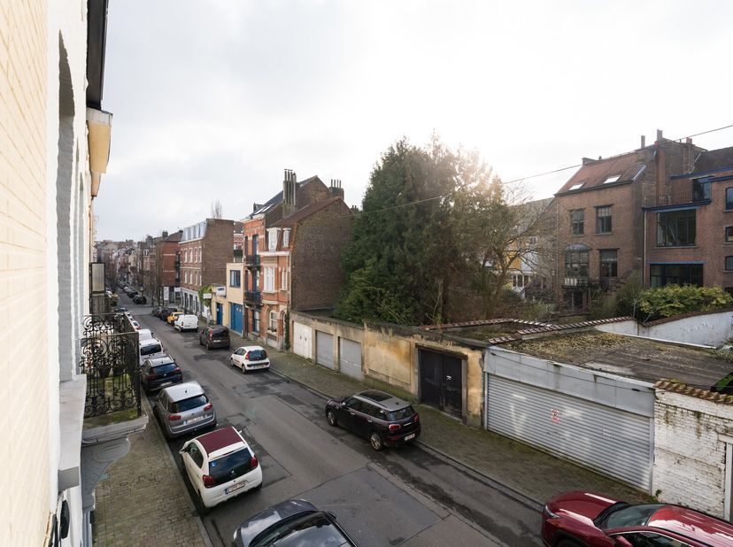 ETTERBEEK, dichtbij het Jourdanplein en het Jubelpark, TRIPLEX (2slk/1bd). Het heeft een totale oppervlakte van 120m², waarvan 90m² bewoonbaar, verdee