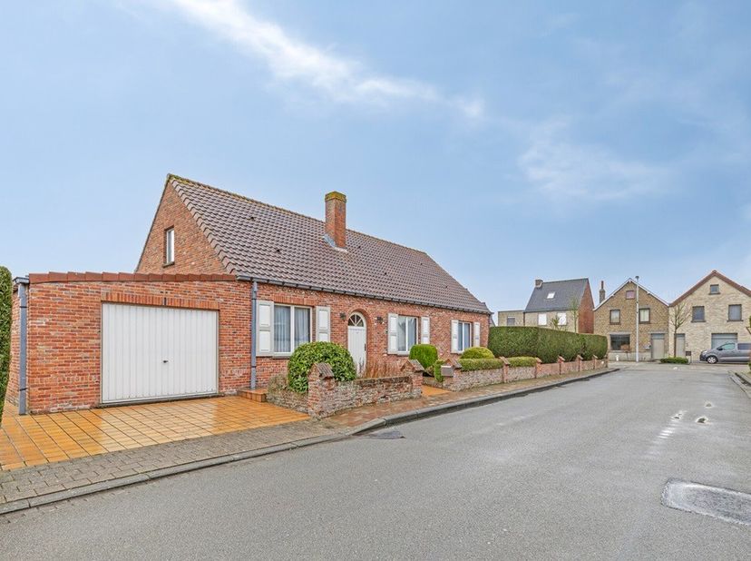 ADINKERKE: Zonnige bungalow/villa op mooie hoekligging met 2 slaapkamers en badkamer op het gelijkvloers, ruime garage en onderhoudsvriendelijke tuin