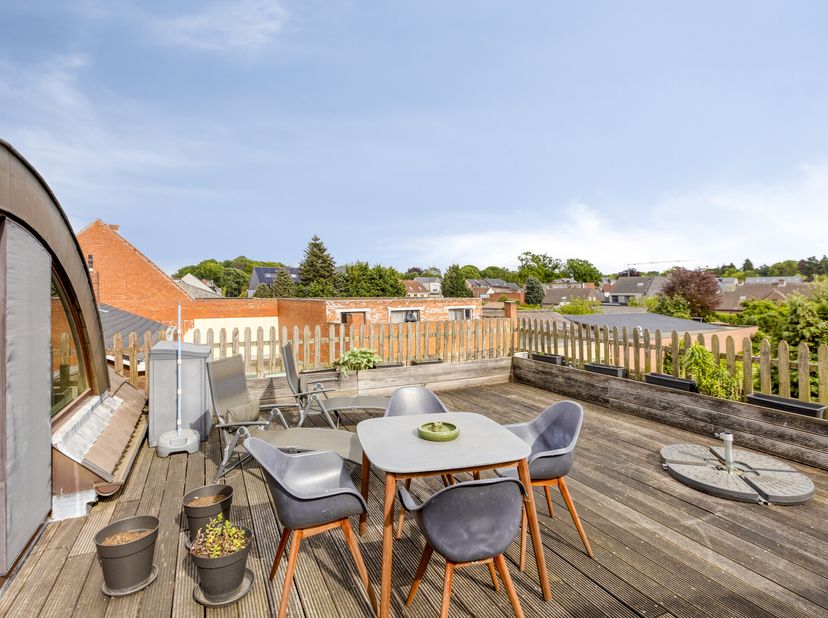 Appartement en duplex situé au cur de Kasterlee, d&#039;une surface habitable de 128 m². Les menuiseries en aluminium et les doubles vitrages assurent un c