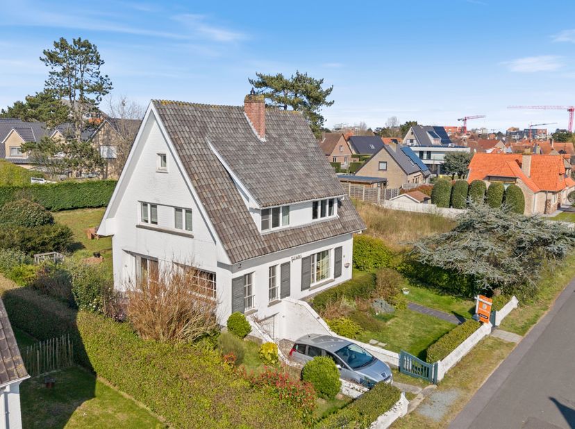 Villa charmante située dans un quartier très calme à qq minutes du centre de Coxyde et à 600m de la plage. Entrée avec WC, bureau/chambre, living avec