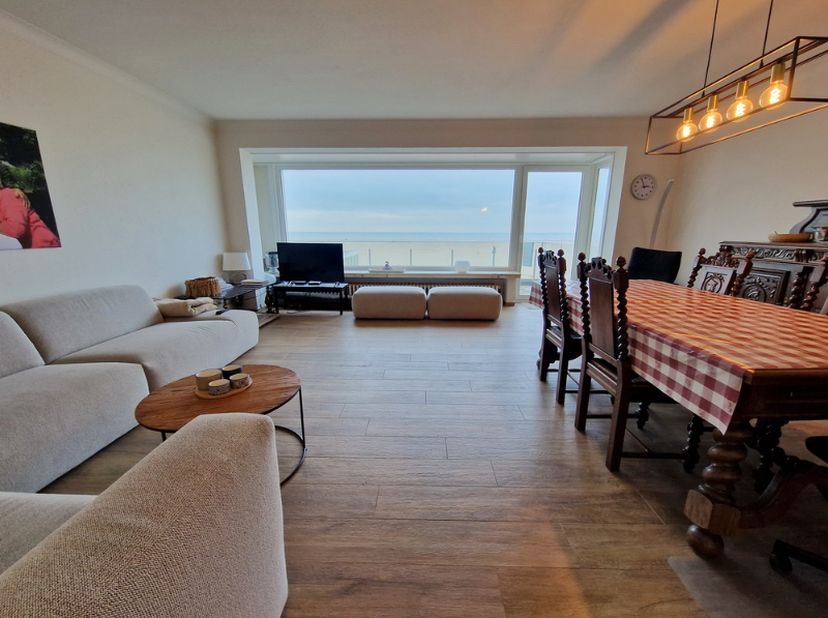 Drie slaapkamerappartement met frontaal zeezicht op de eerste verdieping. &lt;br /&gt;
&lt;br /&gt;
Indeling van het appartement:&lt;br /&gt;
&lt;br /&gt;
	-inkomhal&lt;br /&gt;
	-