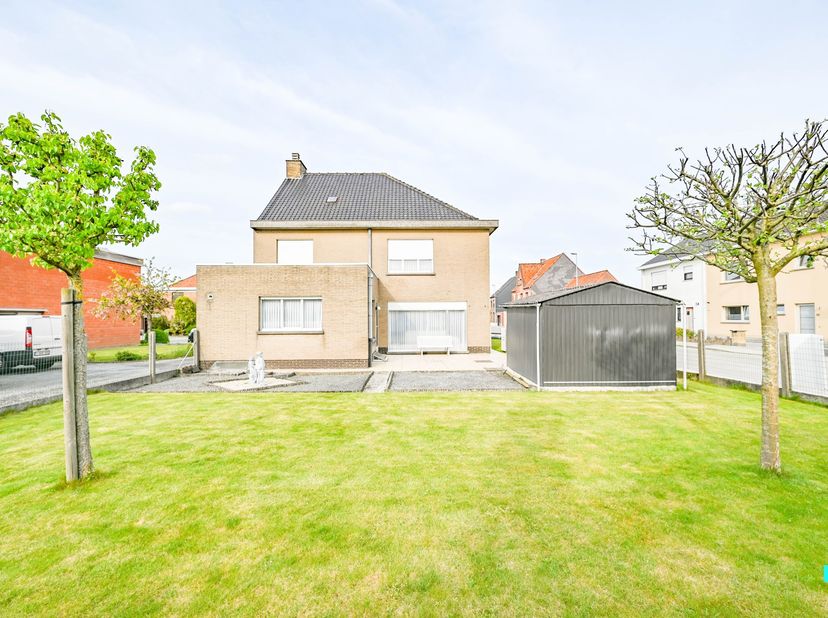 Deze &#039;kloeke&#039;  ééngezinswoning met 4 slaapkamers is gelegen op een perceel van 418m² en dit met een bewoonbare oppervlakte van maar liefst 229m² (volg