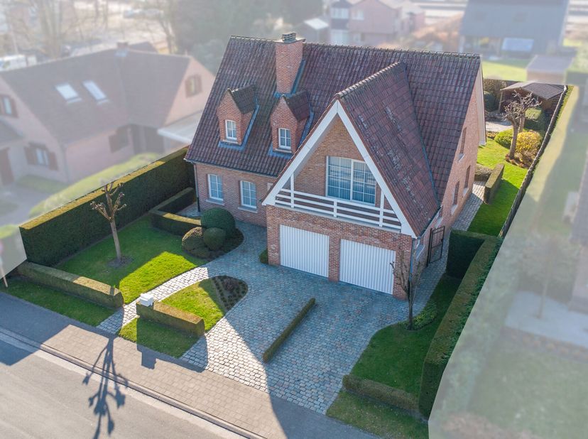 Statische villa te Aartselaar.&lt;br /&gt;
Deze openbebouwing is vlot te bereikbaar via de verbindingswegen A12 en E19.&lt;br /&gt;
Alsook is deze op korte afstan