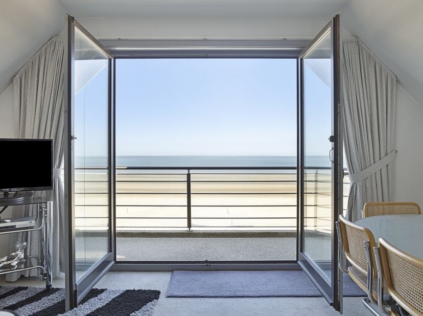 Situé en bord de mer dans la célèbre résidence Witte Berg à La Panne, nous vous présentons cet appartement lumineux avec accès direct (68 m²) à vendre