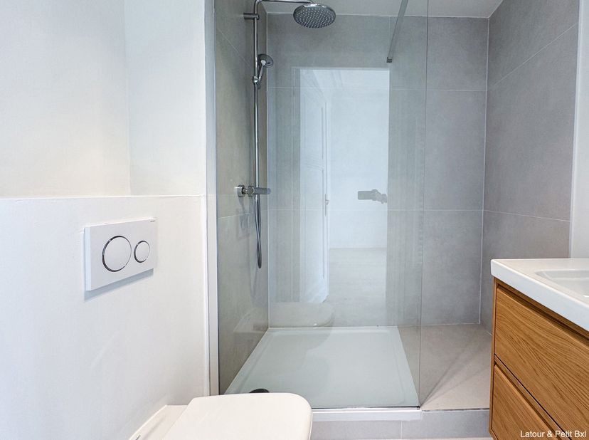 IXELLES - A proximités des Etangs d&#039;Ixelles, charmant APPARTEMENT (0ch/1sdd) studio situé au 2ème étage d&#039;une belle maison, première occupation après