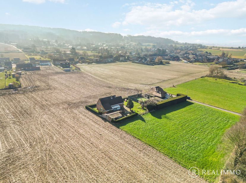 Deze rustig te moderniseren woning op 745m² biedt een prachtig uitzicht op zowel het Kluisbos als op de lager gelegen velden. Het is de perfecte plek
