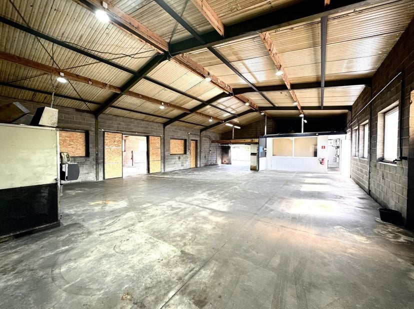 L&#039;Immobilière Borremans vous présente à la vente, 2 entrepôts de respectivement 100 et 180m², idéalement situés en zone arrière dans un endroit calme