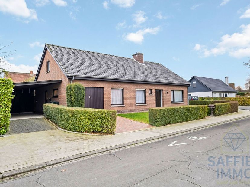 In de Hyacintenlaan te Hulste vindt u deze ruime gezinswoning op een perceel van 657 m². Gelegen in een rustige en groene wijk, biedt deze woning tal