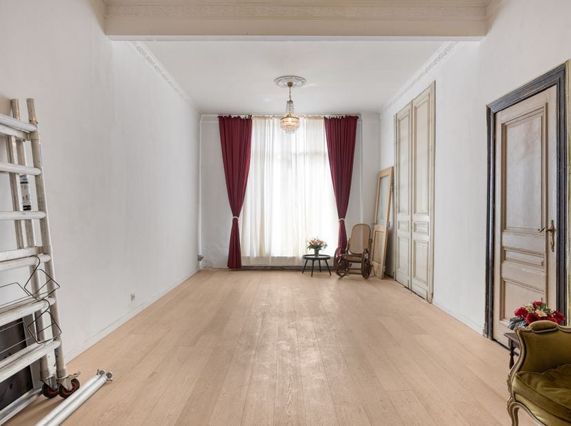 Vous entrez dans la maison par le charmant hall d&#039;entrée aux éléments authentiques qui déterminent immédiatement l&#039;atmosphère de cette maison de Merks