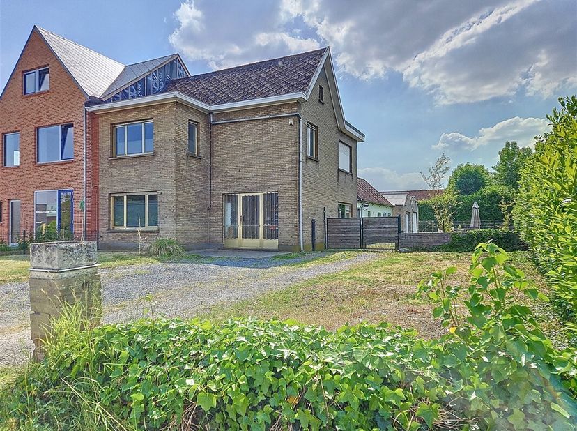 Ontdek deze charmante woning in het hartje van Merelbeke, ideaal gelegen op een ruim perceel van 950 m². Met een bewoonbare oppervlakte van 174 m² bie