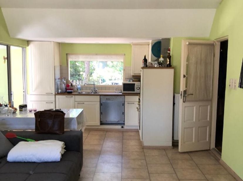 Deze prachtige vakantiewoning is gelegen op het vakantiepark &#039;Parelstrand&#039; te Lommel.&lt;br /&gt;
De vakantiewoning heeft een zitplaats met keukenblok, 2 sl
